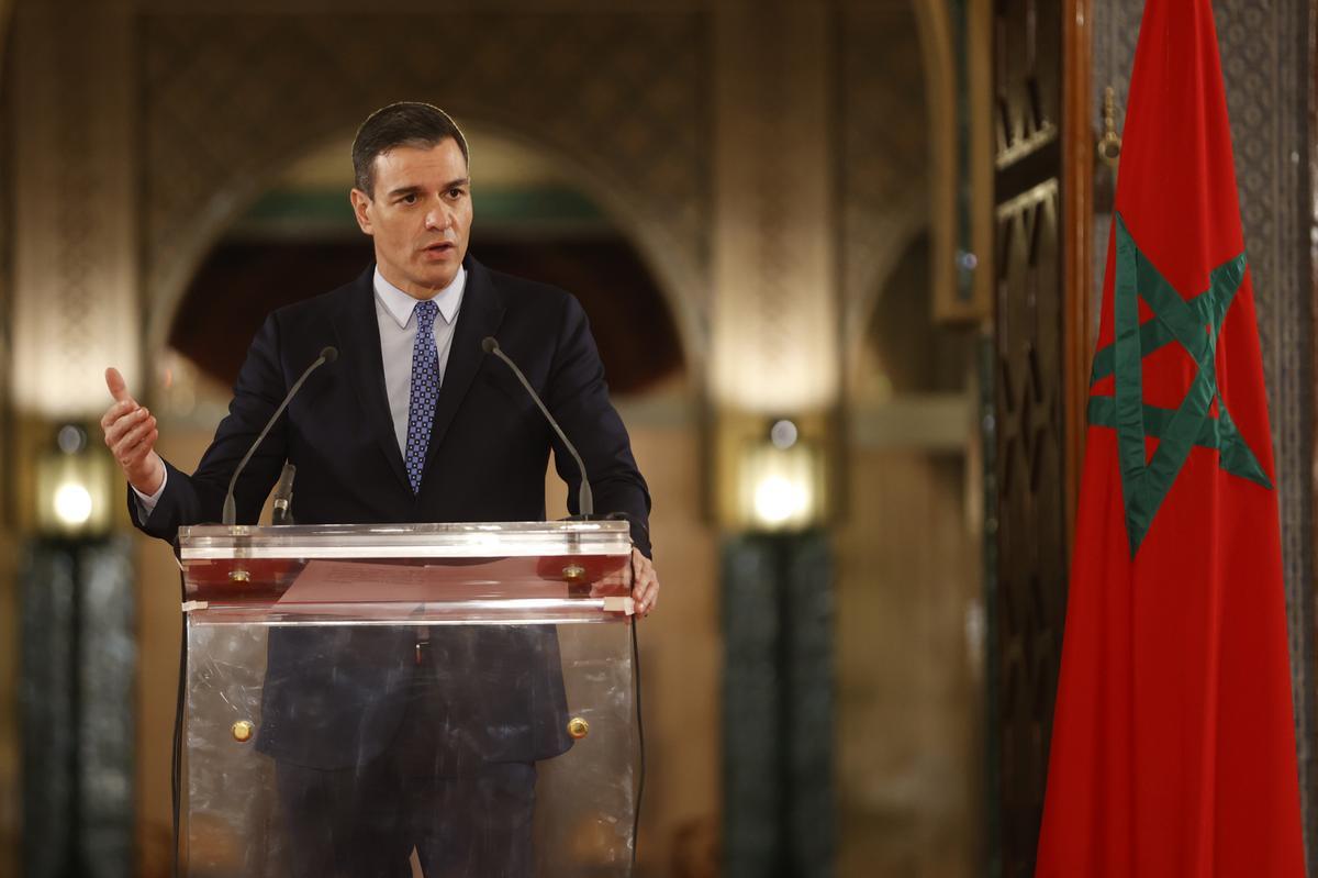 El presidente del Gobierno, Pedro Sánchez, en la comparecencia que pronunció en su viaje a Rabat. 