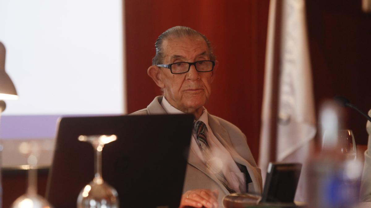 Muere el economista asturiano Juan Velarde