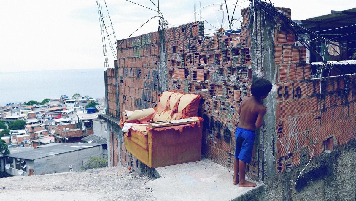 Un niño, en una favela de Brasil.