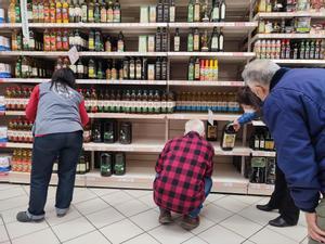 Varias personas compran aceite en un supermercado de Madrid. EFE/ Fernando Villar/Archivo