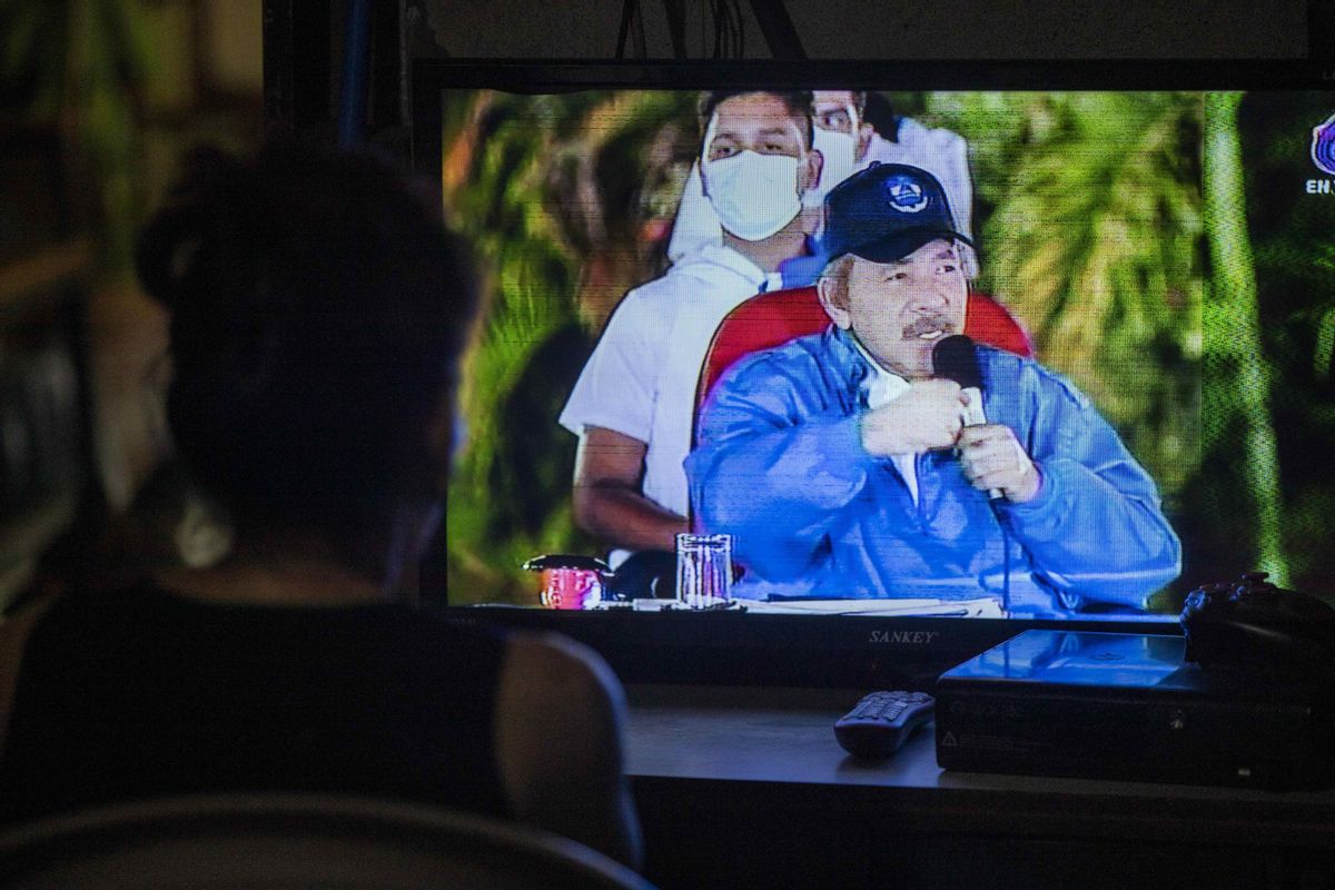 Una mujer observa en el televisor al presidente de Nicaragua Daniel Ortega. Una mujer observa en el televisor al presidente de Nicaragua Daniel Ortega.