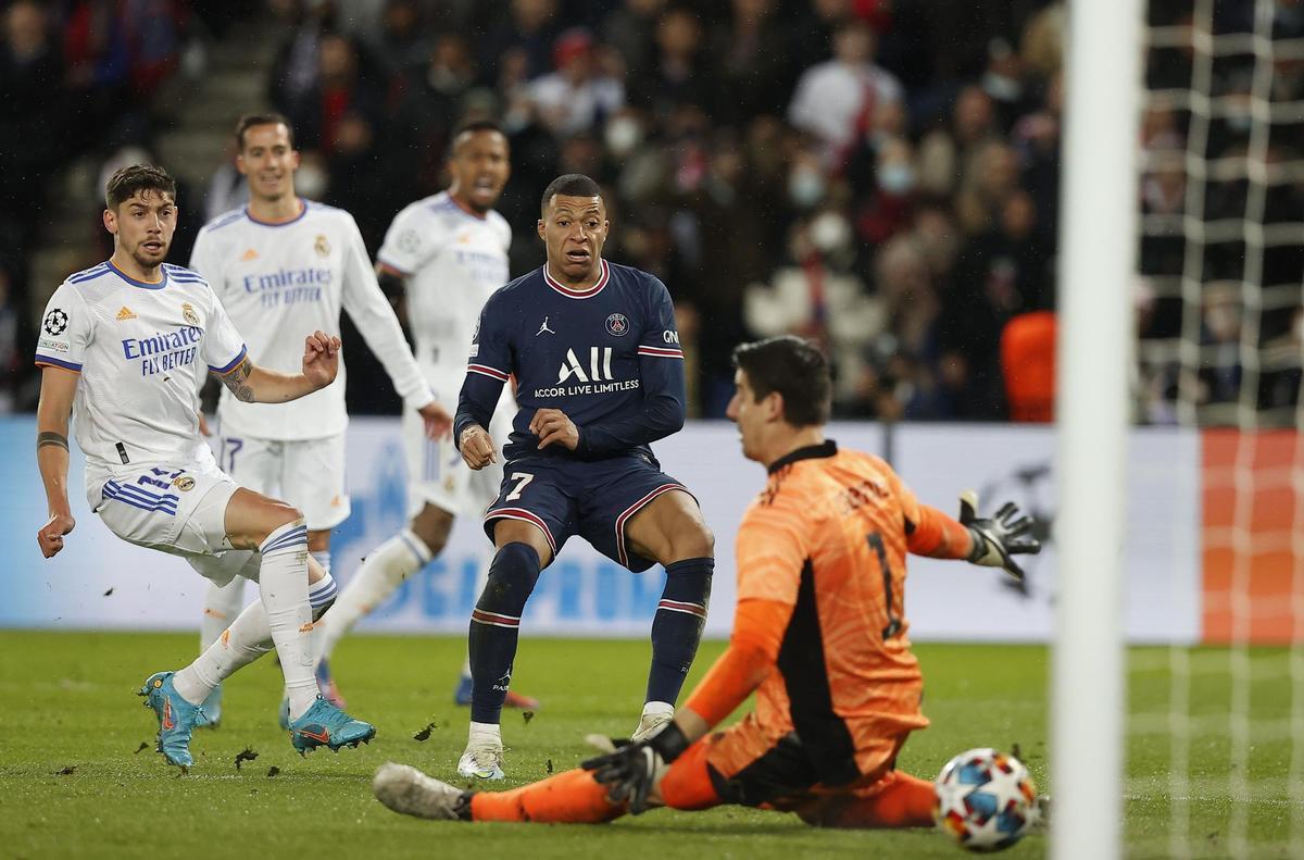 Mbappé marca el gol del triunfo del PSG ante el Madrid.