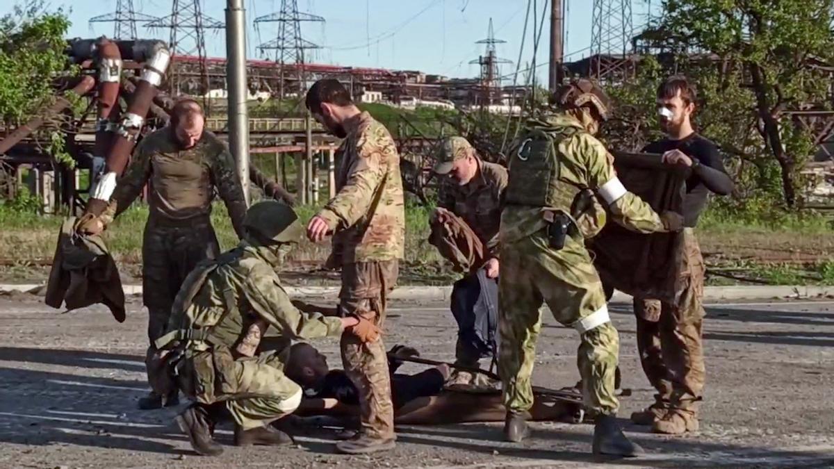 Mariúpol, 17 de mayo de 2022.- Soldados ucranianos de Azovstal cacheados por soldados rusos