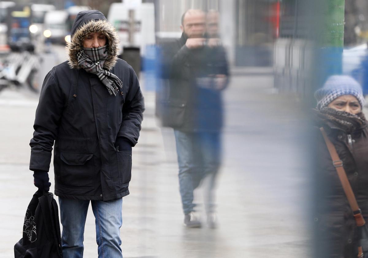 Una persona camina en las frías calles de Madrid.