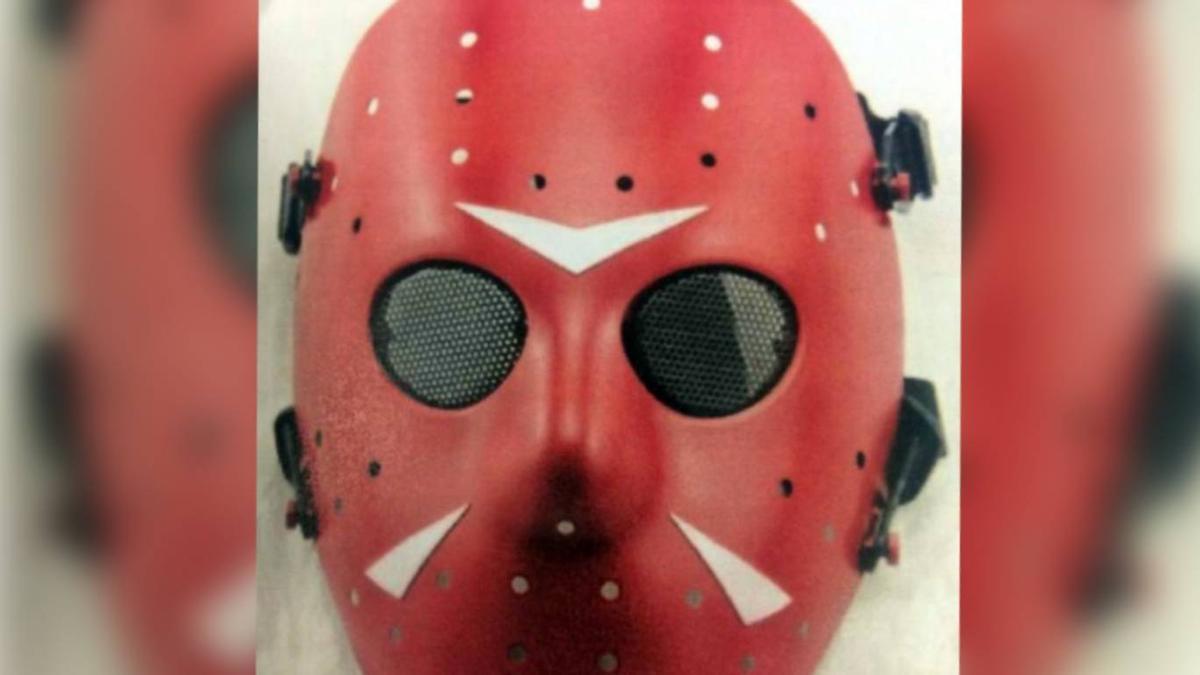 Se busca al asesino que llevaba la máscara de 'Viernes 13'