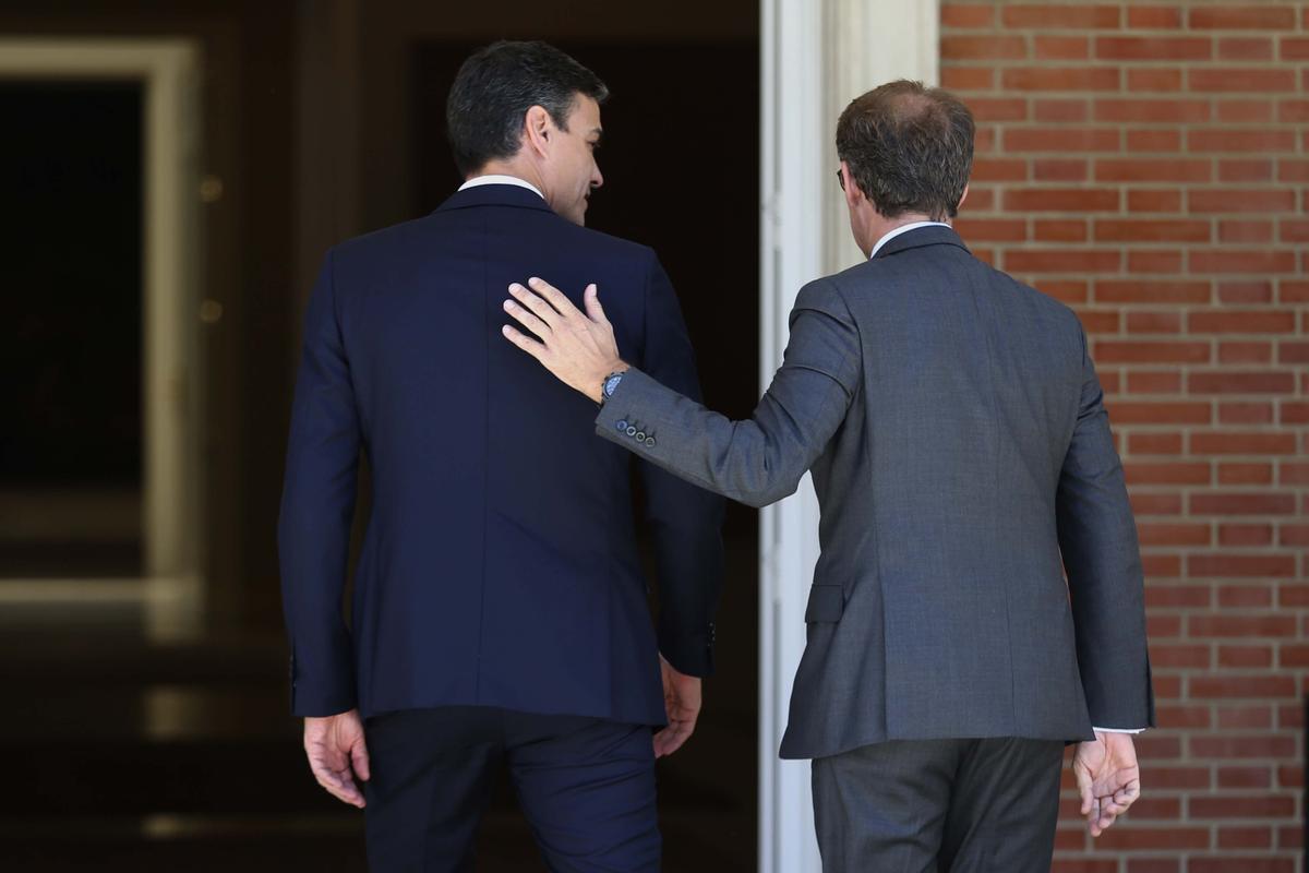 Pedro Sánchez recibe en el Palacio de la Moncloa a Alberto Núñez Feijóo.