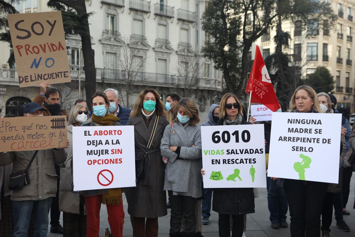 Varias personas autodenominadas provida se manifiestan contra el aborto frente al Congreso de los Diputados. Varias personas autodenominadas provida se manifiestan contra el aborto frente al Congreso de los Diputados.
