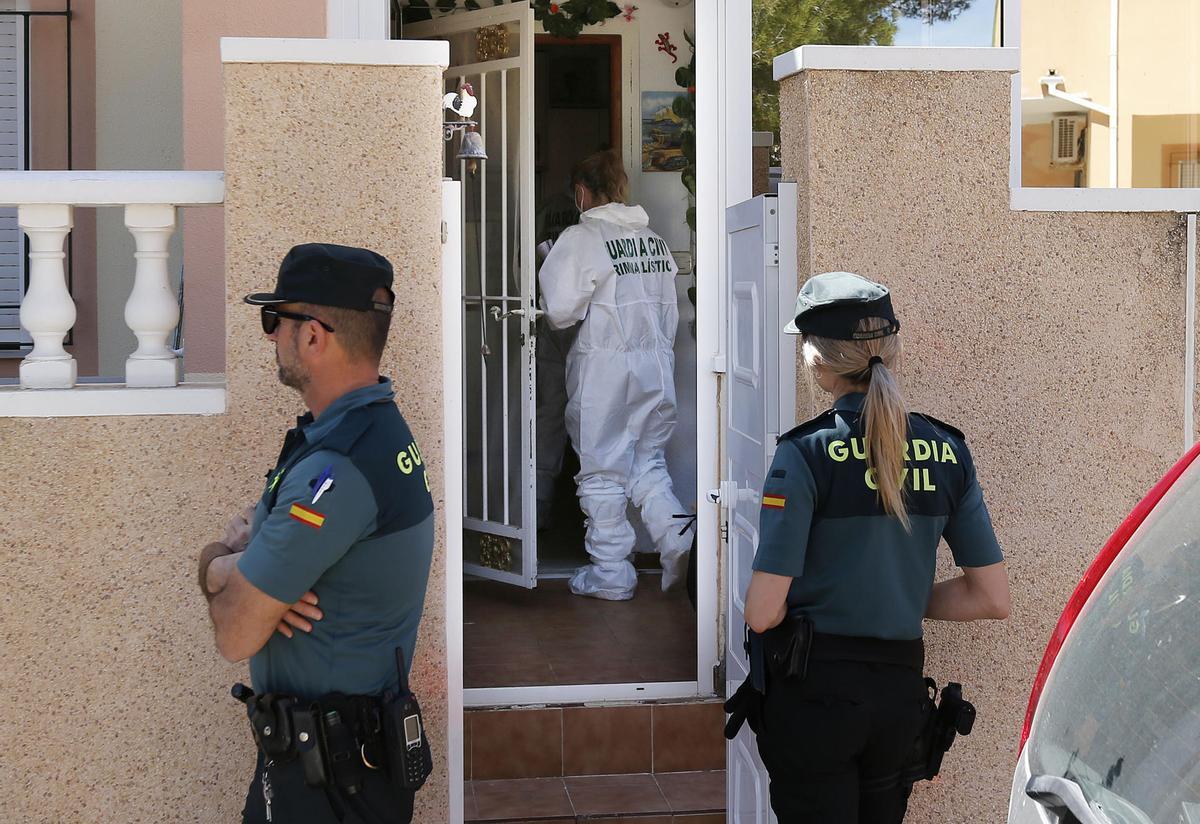 Agentes de la Unidad Científica de la Guardia Civil en el domicilio de la mujer de 63 años asesinada en Orihuela (Alicante) presuntamente por su marido. 