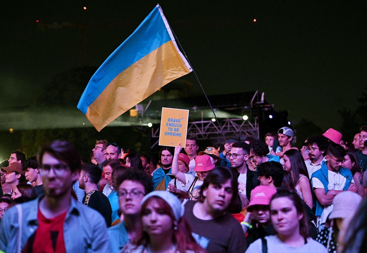Turin (Italy), 11/05/2022.- A view of the crowd and Ukraine delegation at the Eurovillage in the Parco del Valentino during activities of the Eurovision Song Contest 2022 in Turin, Italy, 11 May 2022. The international song contest has two semi-finals, held at the PalaOlimpico indoor stadium on 10 and 12 May, and a grand final on 14 May 2022. (Italia, Laos, Ucrania) EFE/EPA/ALESSANDRO DI MARCO