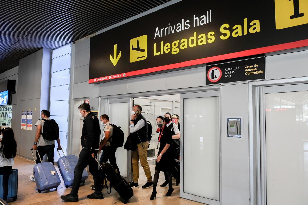 Varios pasajeros llegan a la terminal T1 del Aeropuerto Adolfo Suárez Madrid-Barajas
