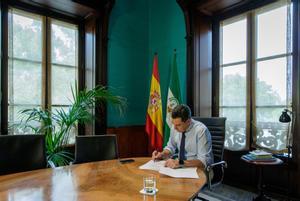 El presidente andaluz, Juanma Moreno, durante una entrevista con la Agencia Efe. EFE/Julio Muñoz