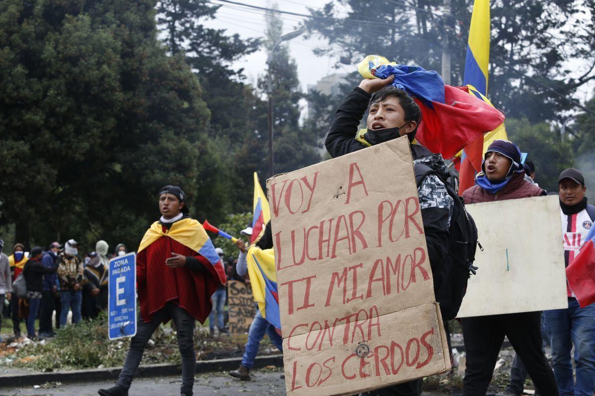 Manifestantes indígenas protestan en Ecuador.