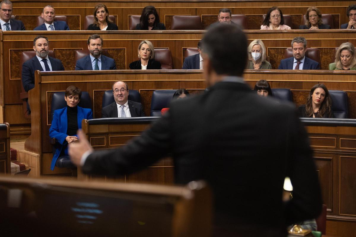 El presidente del Gobierno, Pedro Sánchez, en el hemiciclo, frente a los escaños de Vox y del PP. El presidente del Gobierno, Pedro Sánchez, en el hemiciclo, frente a los escaños de Vox y del PP.