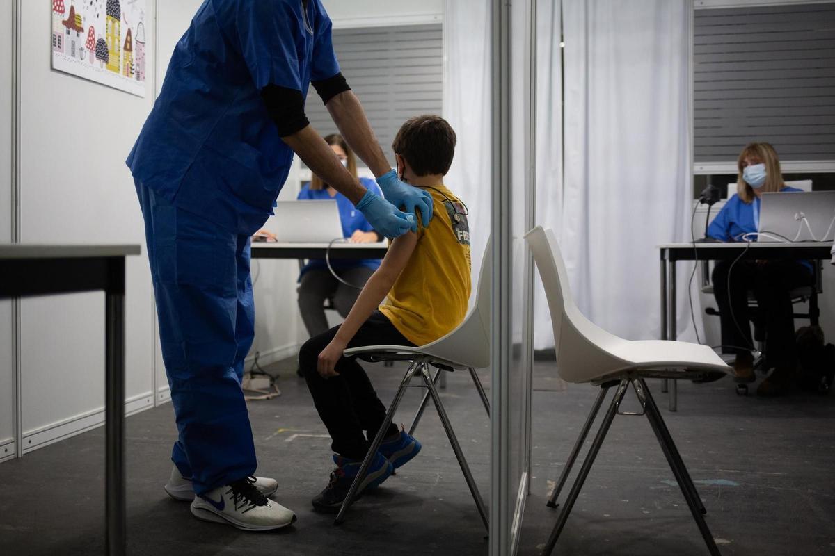 Un niño recibe la vacuna contra el covid-19 en la Fira de Barcelona