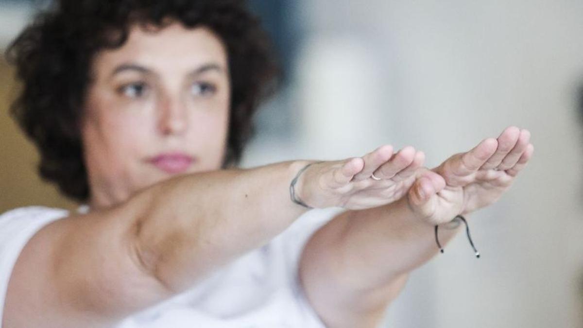 Susana Riestra hace ejercicios de brazos para mejorar la movilidad tras una mastectomía.