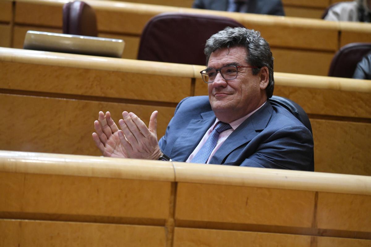 El ministro de Inclusión, Seguridad Social y Migraciones, José Luis Escrivá, en el hemiciclo del Senado.