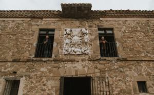 Pedro Beltrán, el alcalde mayor del Solar de Valdeosera, y Benito Díez, uno de los hidalgos, en el balcón de la Casa Solar, junto al escudo.