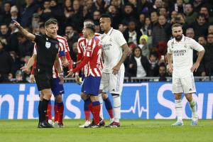 Gil Manzano expulsa a Correa el derbi del Bernabéu de este sábado.