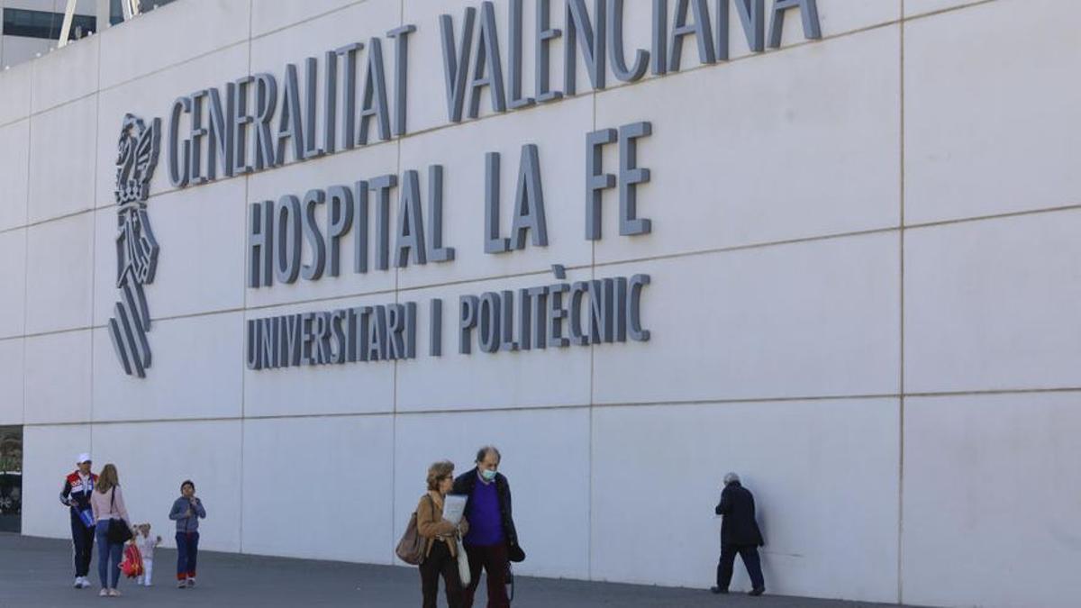 Herido grave un trabajador del "tren de la bruja" tras ser arrollado por la atracción en Valencia