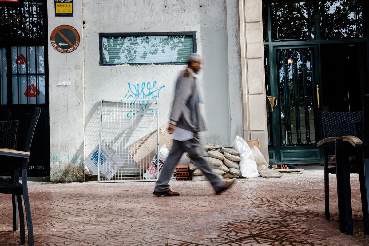 Un hombre camina por las calles de Madrid.