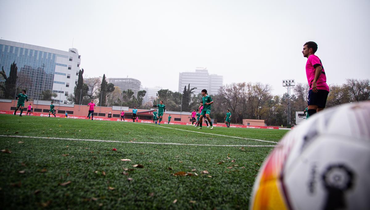 Adolescentes juegan un partido de fútbol durante una jornada ante ojeadores de universidades estadounidenses, el pasado martes en Madrid.