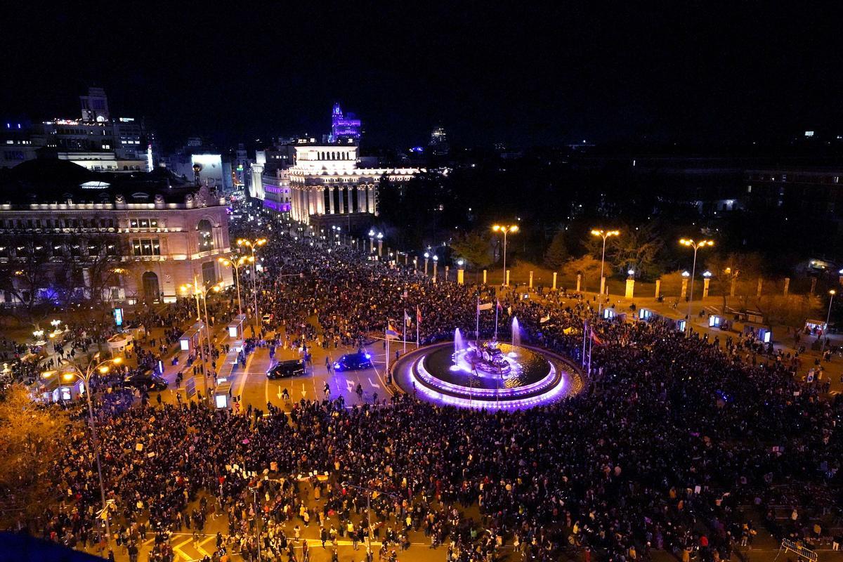 Parte de la manifestación del 8M en Madrid, a su paso por Cibeles, este miércoles.
