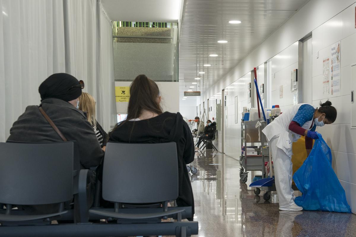 Varias pacientes esperan en una sala de espera en Figueres, Girona (Catalunya).