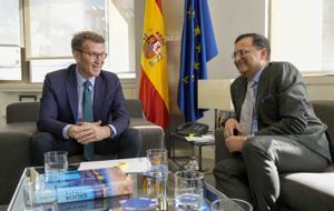 Alberto Núñez Feijóo, durante la reunión con el embajador de India en España, Dinesh Kumar Patnaik, este jueves en Madrid.