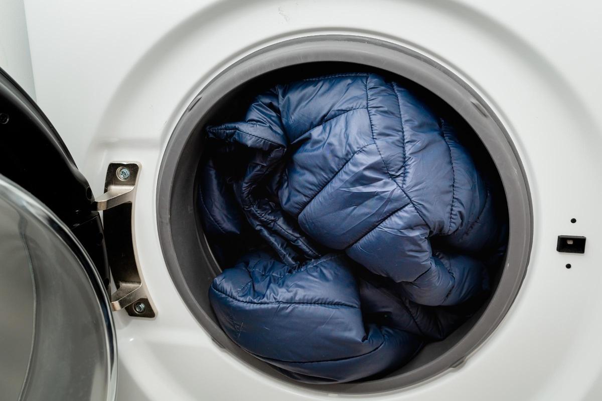 Cómo lavar las chaquetas sintéticas y los plumas en la lavadora sin dañarlos y que se sequen rápido.