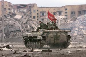 Soldados rusos patrullan en las calles de la destrozada capital chechena de Grozni el 13 de febrero de 2000. 