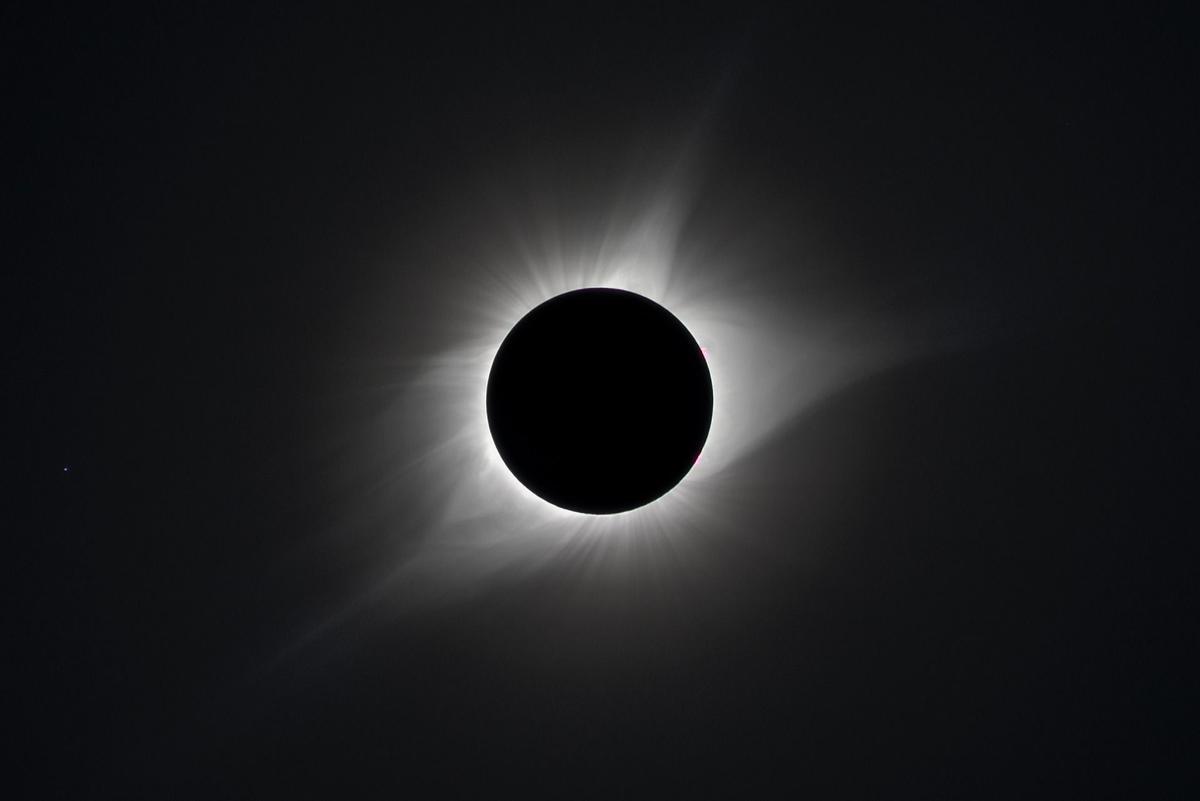 El próximo eclipse solar en España después de 121 años: ¿qué día será y cuánto durará?