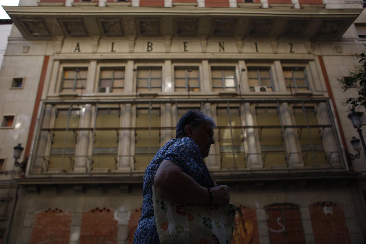 Una mujer pasa por delante del Teatro Albéniz, cuando aún estaba tapiado en 2014.