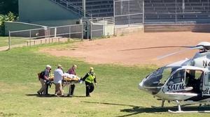 Los servicios de emergencia llevan en camilla al escritor Salman Rushdie, tras ser apuñalado durante un acto en Nueva York, hacia el helicóptero que le trasladó al hospital.