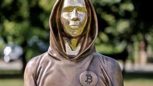 Escultura de Satoshi Nakamoto, el misterioso ideólogo de Bitcoin, en Hungría