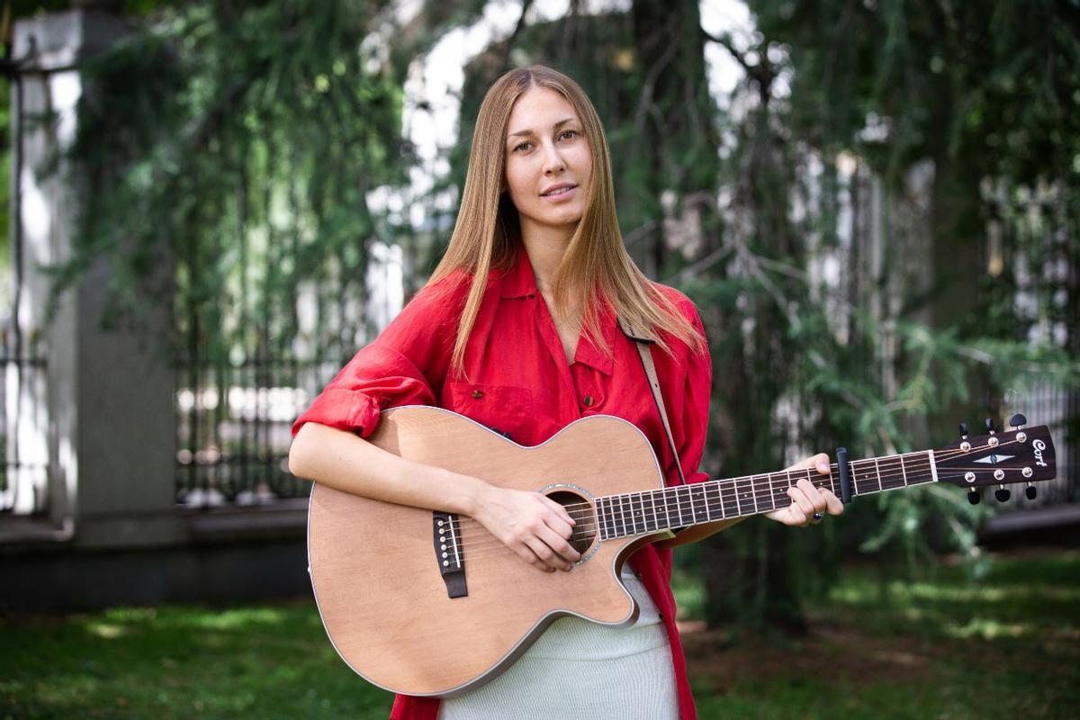 Veronika Sliuzalek, Nikka, canta el tema ’No Tengo Casa’ de Odyn V Kanoe para EPE en el parque de El Retiro