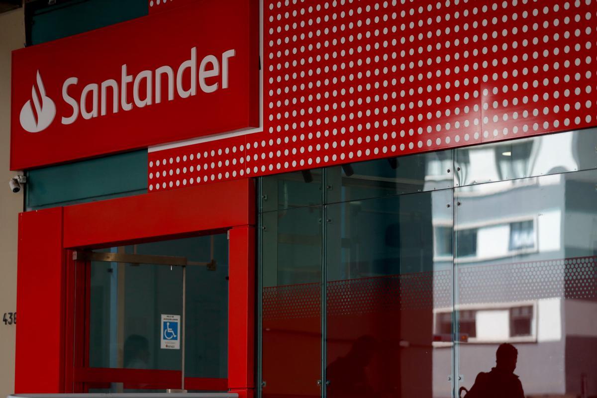 Fotografía de archivo de una sucursal del Banco Santander en Sao Paulo (Brasil). EFE/ Fernando Bizerra Jr.