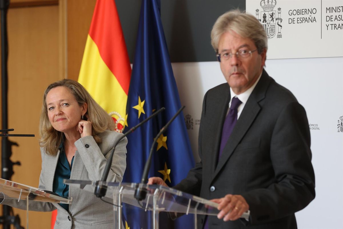 La vicepresidenta y ministra de Economía, Nadia Calviño, junto al comisario Europeo de Economía, Paolo Gentiloni La vicepresidenta y ministra de Economía, Nadia Calviño, junto al comisario Europeo de Economía, Paolo Gentiloni