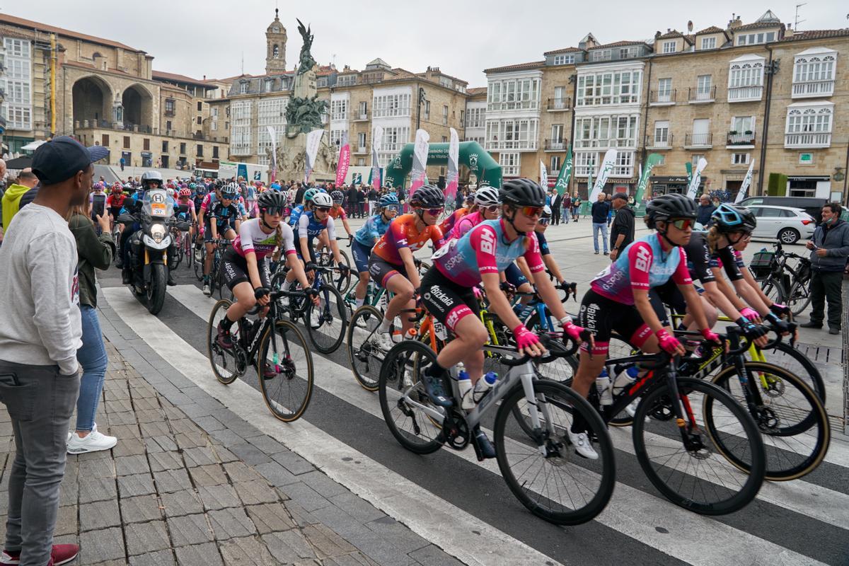 Salida de la primera Vuelta al País Vasco femenina desde Vitoria, este viernes.