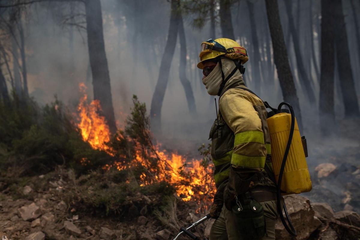 El fuego se extiende por España: el calor, el viento y la sequedad avivan las llamas