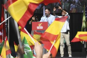 El presidente de Vox, Santiago Abascal, entre banderas de España en el acto ’Viva 22’ en Madrid.