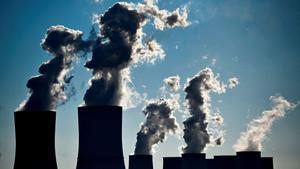 Una central térmica alemana, basada en la quema de carbón, emite grandes columnas de humo a la atmósfera.