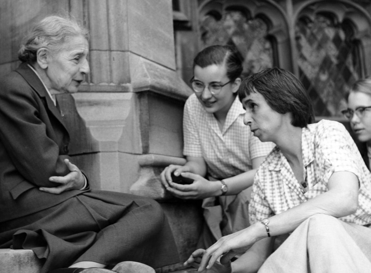 La científica Lise Meitner conversa con dos estudiantes en la universidad de Bryn Mawr College, en 1959. 