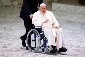El Papa acude por primera vez a un acto en silla de ruedas