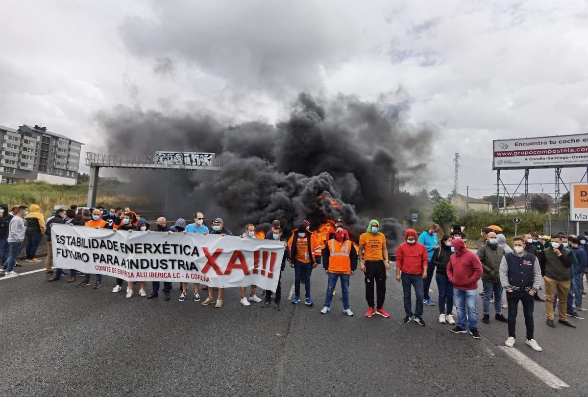 Trabajadores de Alu Ibérica cortan el tráfico en una carretera de A Coruña Trabajadores de Alu Ibérica cortan el tráfico en una carretera de A Coruña