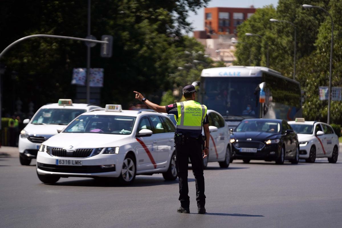 Aspecto del Paseo del Prado y Castellana cerrada al tráfico a causa de la celebración estos días en Madrid de la cumbre de la OTAN.