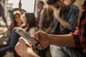 El discurso reaccionario se propaga entre redes y móviles de los adolescentes.