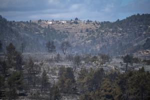 La caída de las temperaturas frena el fuego de Castellón y evita nuevas evacuaciones