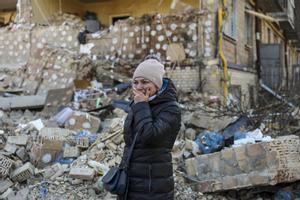 Una mujer llora en Kiev delante de un edificio destruido.