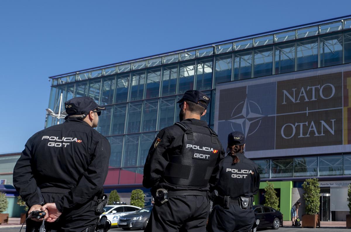 Agentes policiales en la sede de la cumbre de la OTAN.