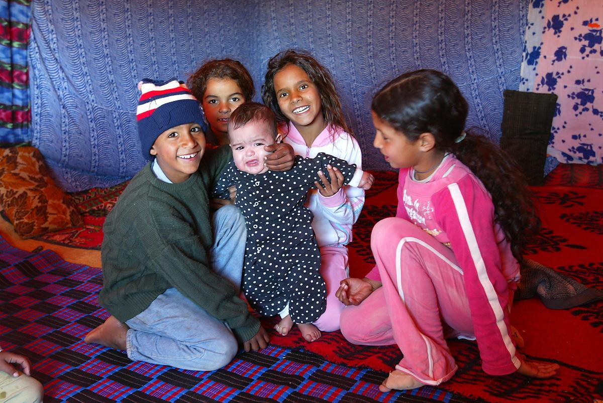 Un grupo de niños saharauis en el interior de una ’haima’, en una foto de archivo. 